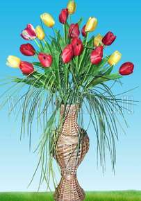 Тюльпаны в напольной плетеной вазе